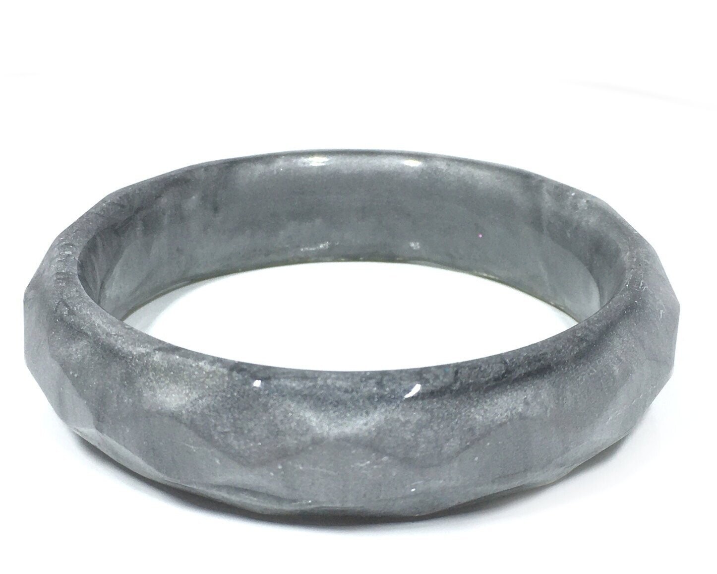 Armreif aus UV Resin geschliffene Kanten Grau Silber 2cm