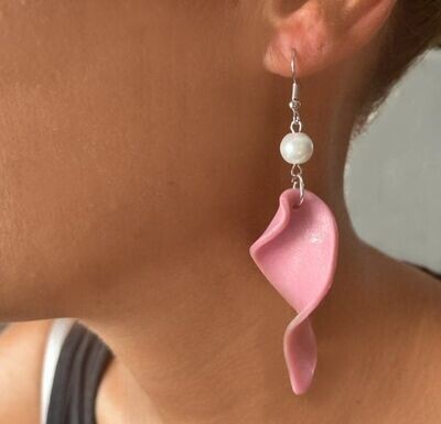 1 Paar Hänger Ohrringe Fantasie Barb Style mit Perle Pink Weiss 8cm 1 Paar Hänger Ohrringe Fantasie Barb Style mit Perle Pink Weiss 8cm
