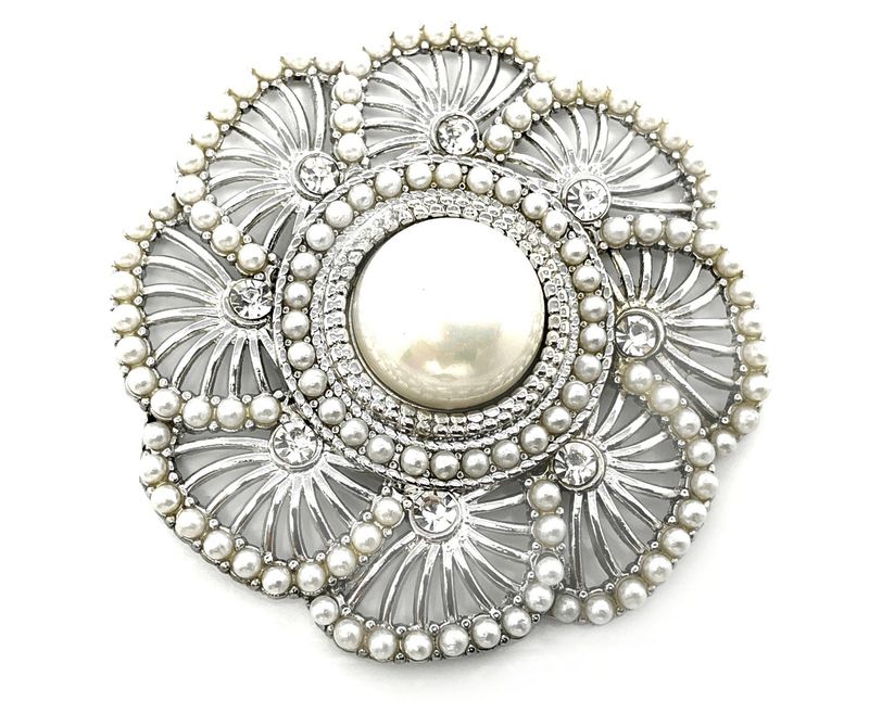 Brosche Schalclip mit Magnetclip Blume silber mit Strass und Perlen 5cm Brosche Schalclip mit Magnetclip Blume silber mit Strass und Perlen 5cm