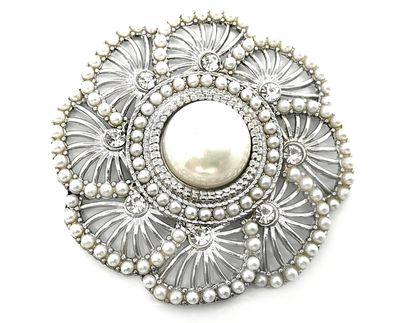 Brosche Schalclip mit Magnetclip Blume silber mit Strass und Perlen 5cm Brosche Schalclip mit Magnetclip Blume silber mit Strass und Perlen 5cm