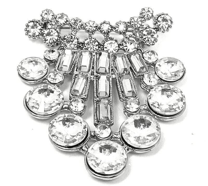 Modeschmuck Brosche Anstecknadel mit Baguette und rundem Strass 5x5,5cm Modeschmuck Brosche Anstecknadel mit Baguette und rundem Strass 5x5,5cm