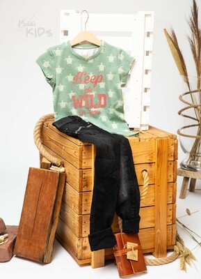 Grünes T-Shirt mit Aufdruck