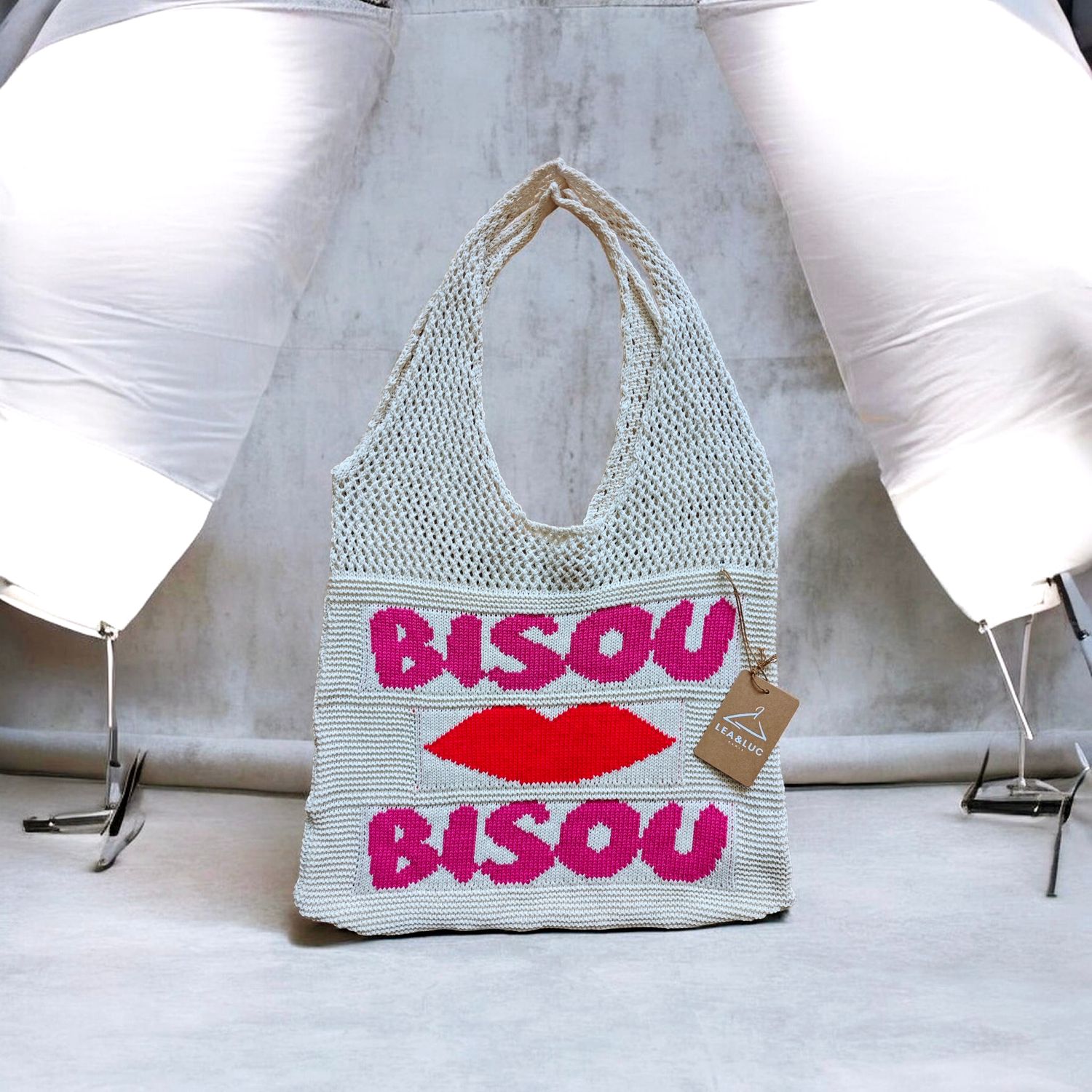 LEA &amp; LUC Paris „Bisou“ Häkel-Shopper – Stylische Strick-Strandtasche mit Kussmund-Motiv