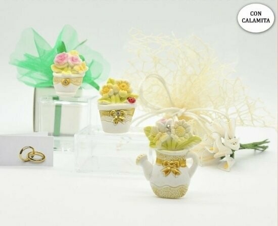 Gießkanne mit Blumen