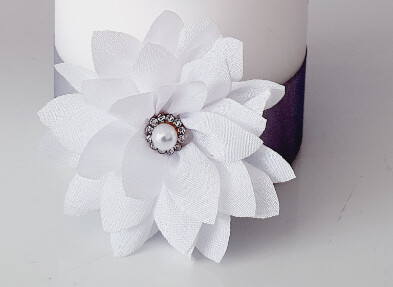 Weiße Blume mit Perle