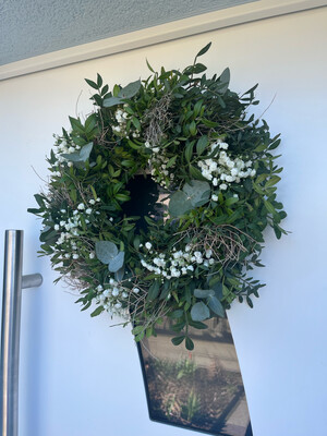 Fresh door wreath Natural look
