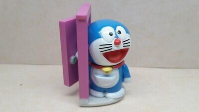 Kinder sorpresa Doraemon con porta rosa