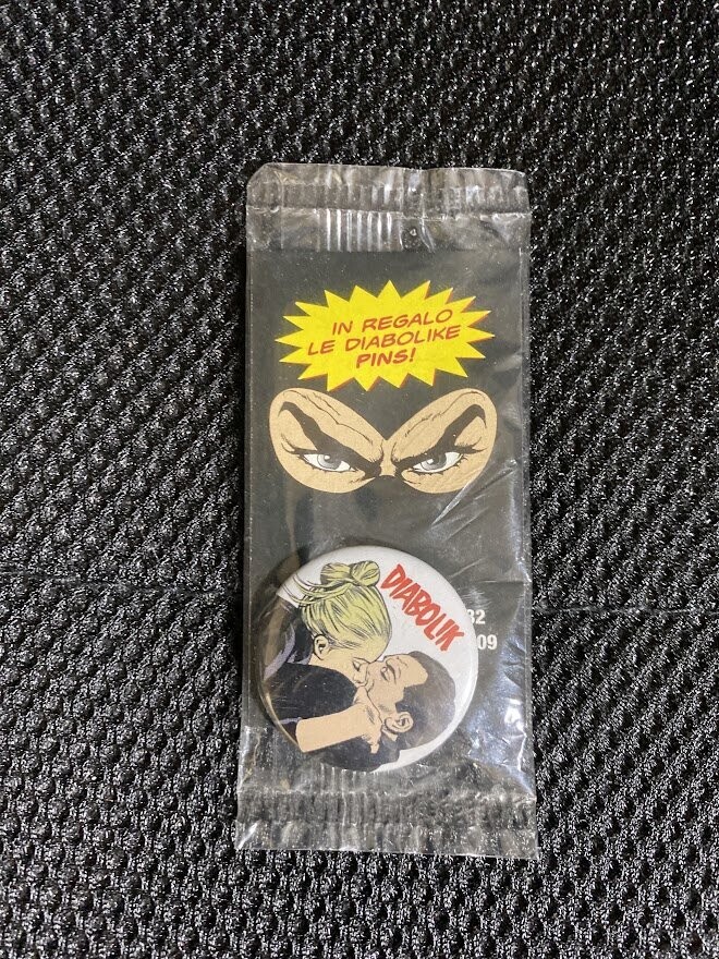 Diabolik Gadget - Spilla Pins - Allegato a fumetto di Diabolik