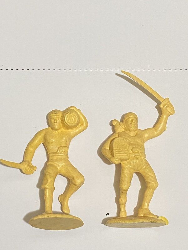 Soldatini Vintage Coppia di due figurini Pirati anni 70 colore giallo chiaro