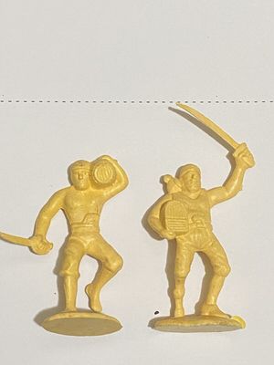 Soldatini Vintage Coppia di due figurini Pirati anni 70 colore giallo chiaro Soldatini Vintage Coppia di due figurini Pirati anni 70 colore giallo chiaro