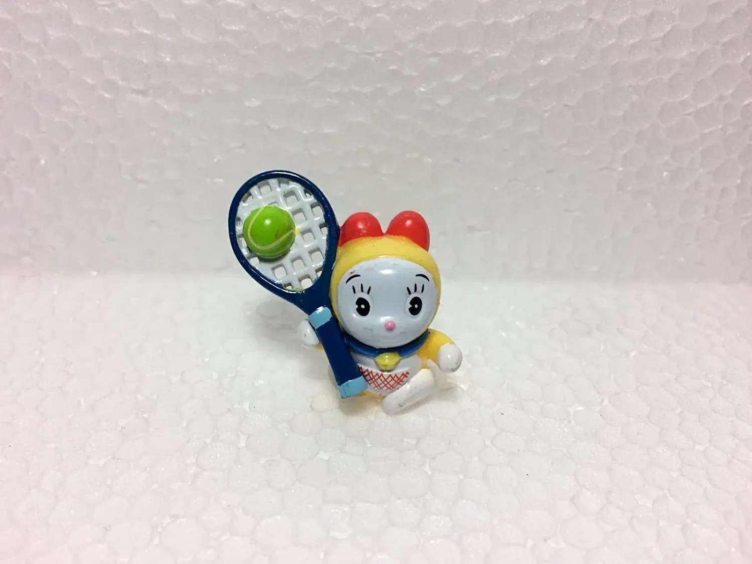 Kinder sorpresa Doraemon Dorami con racchetta no BPZ