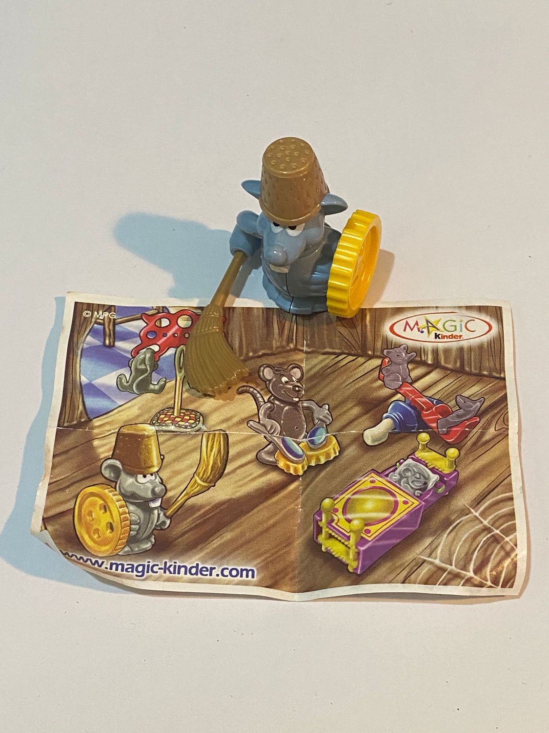 kinder sorpresa C-87 - Topo guerriero con scopa +BPZ