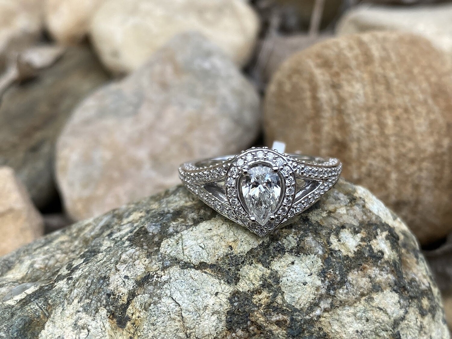 Halo Diamond Engagment Ring