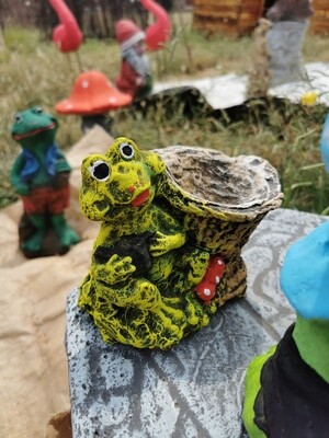 Froglet birdbath statue