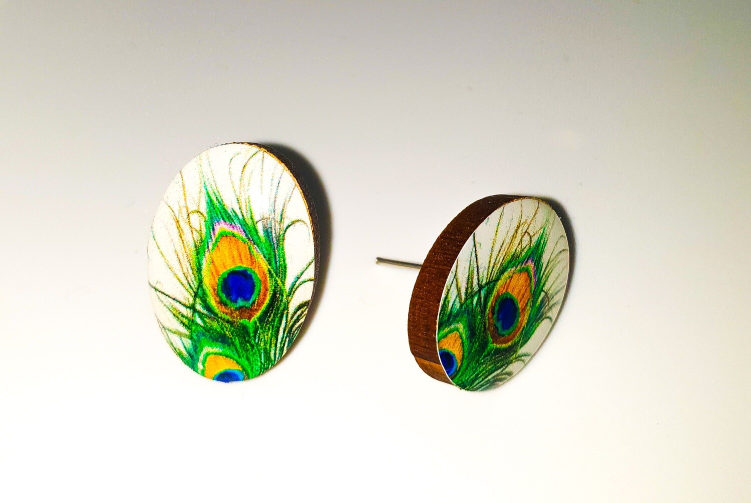 Dome stud earrings: Peacock feathers