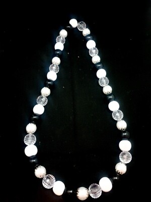 Wooden necklace : black & white