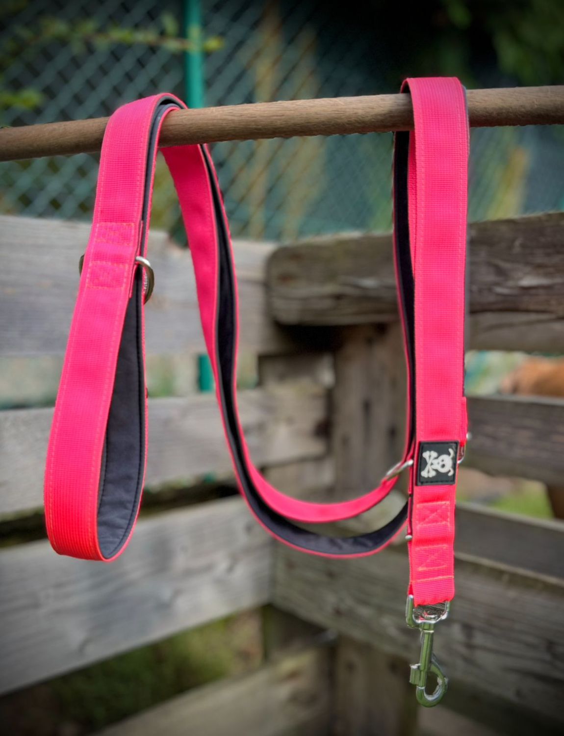 Multi-Use lijn Neon Pink !Nieuw model, volledig gevoerd met meedraaiende musketons!