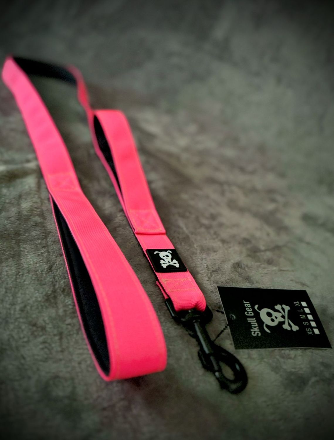 Standaardlijn met extra handvat Neon Pink!Nieuw met zwarte musketon!