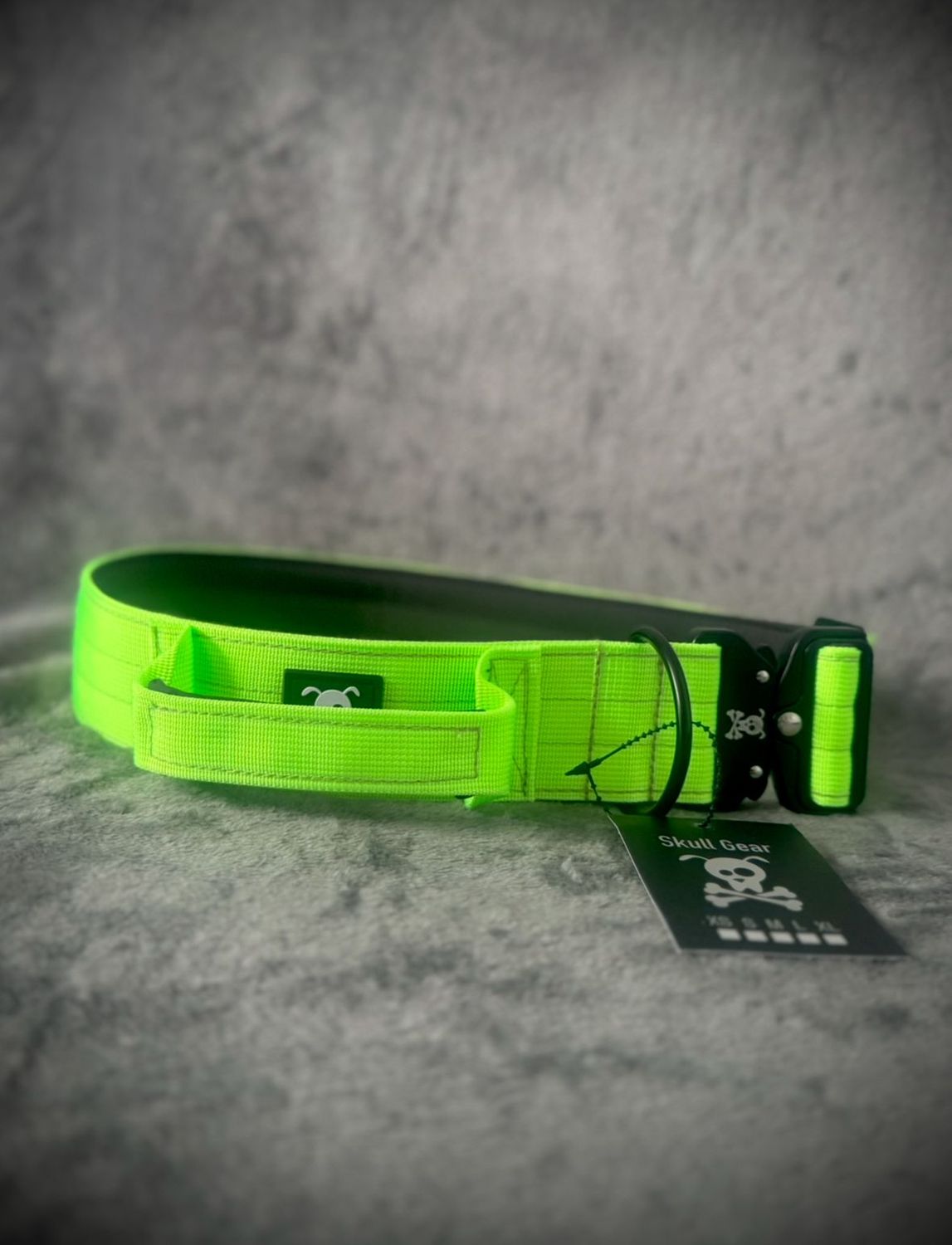Halsband met handvat Neon Green  XL (Nieuw met zwarte hardware)