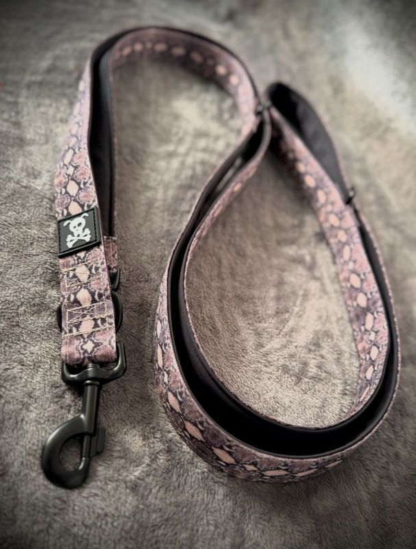 Multi-Use lijn Snakeskin !Nieuw model, volledig gevoerd met meedraaiende musketons!