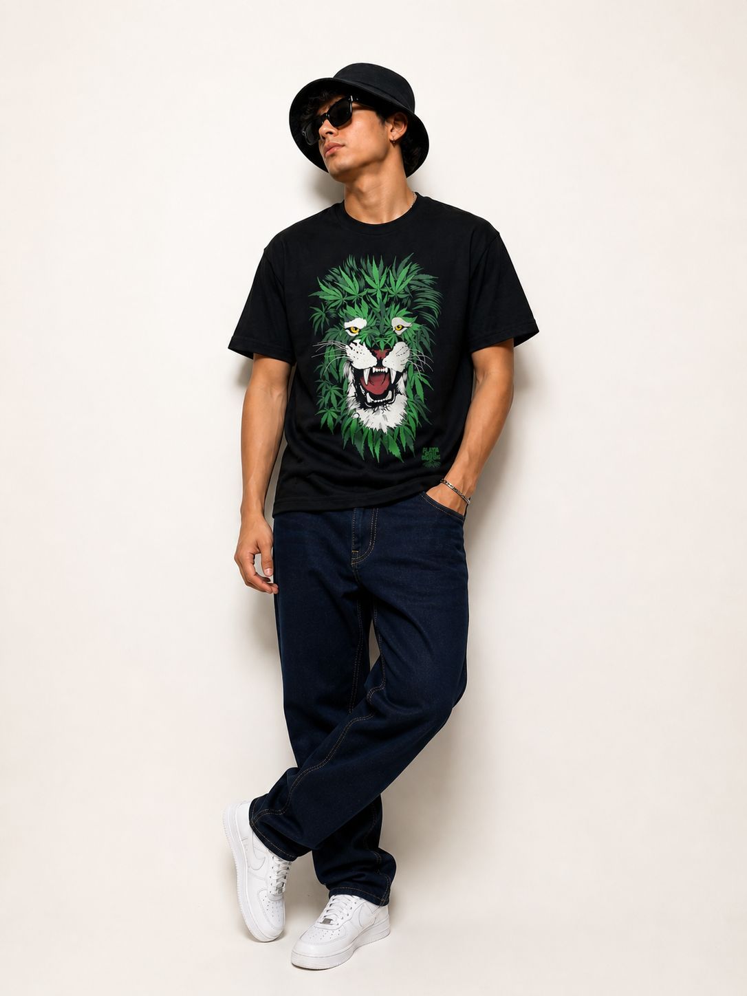 Playera Negra León Hojas 420