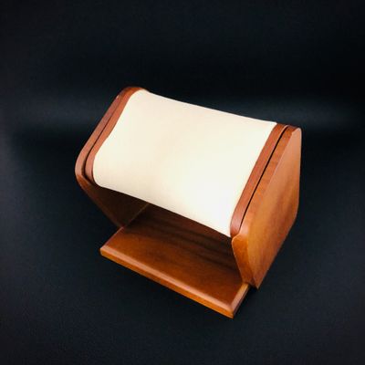 Elegant Klockställ – Displaykudde i krämvitt