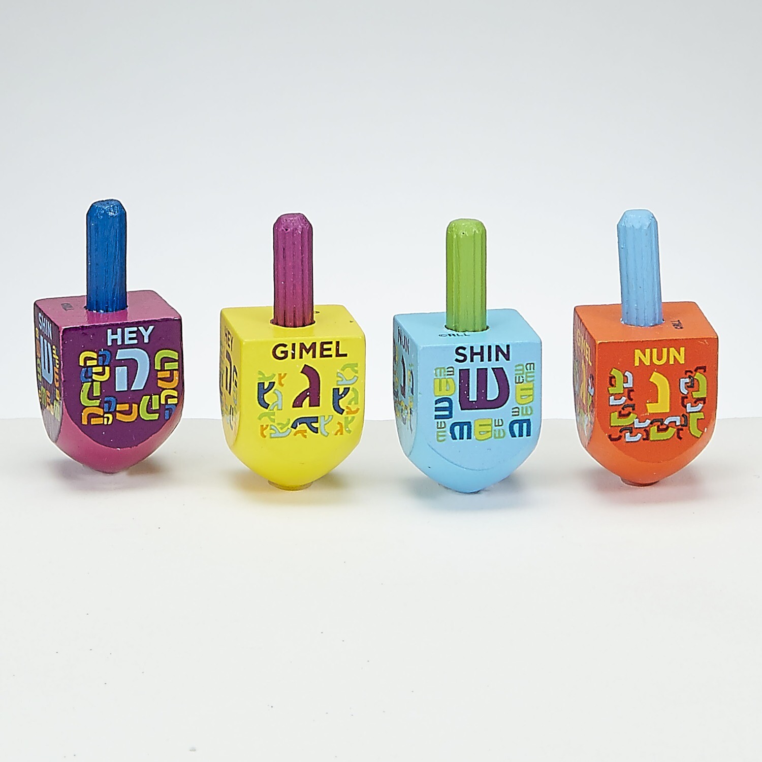 Liten dreidel i tre. Assorterte farger