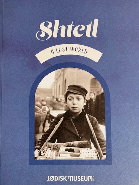 Utstillingsheftet "A lost world" På engelsk