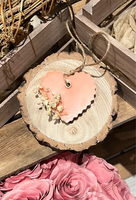 Wax melt hanging heart
Freshener 
Peony & Blush Suede