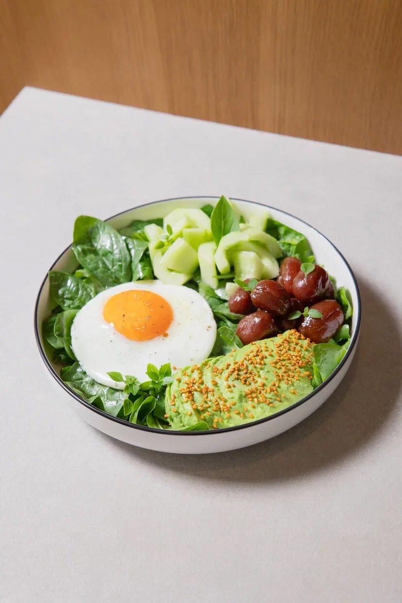 Утренний салат с яйцом и авокадо