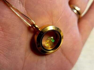 Medaglione dorato con Cabochon di Opale sfaccettato
