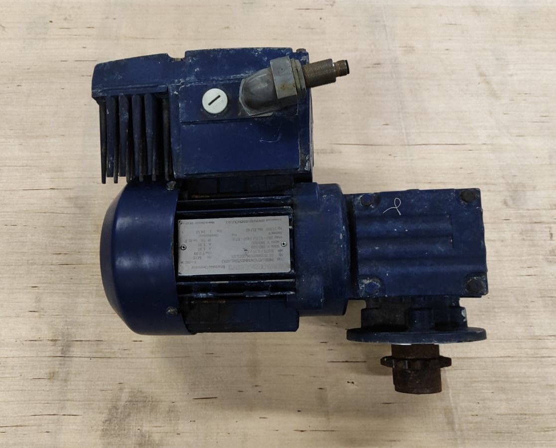 SEW Getriebemotor mit Antriebsumrichter WF20 DT71D4/MM03/BW1/ASA3 mit Flansch mit Kettenrad SEW Getriebemotor mit Antriebsumrichter WF20 DT71D4/MM03/BW1/ASA3 mit Flansch mit Kettenrad