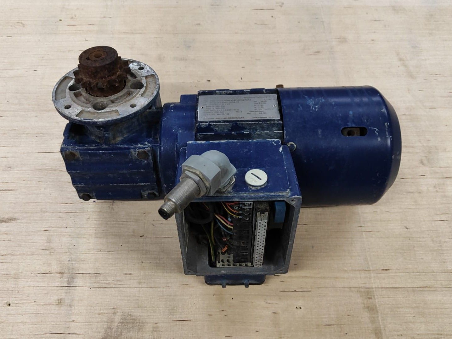 SEW Getriebemotor ohne Antriebsumrichter WF20 DT71D4/BMG/HF/MM03/ASA3 mit Stopfunktion mit Kettenrad SEW Getriebemotor ohne Antriebsumrichter WF20 DT71D4/BMG/HF/MM03/ASA3 mit Stopfunktion mit Kettenrad