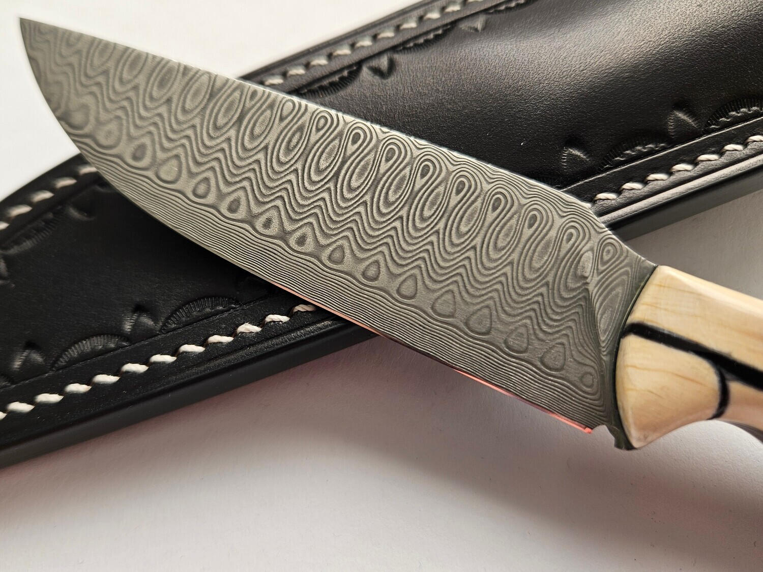 Handgefertigtes Jagdmesser aus exklusiven Materialien - Damasteel mit stabilisiertem Mammutelfenbein Griff