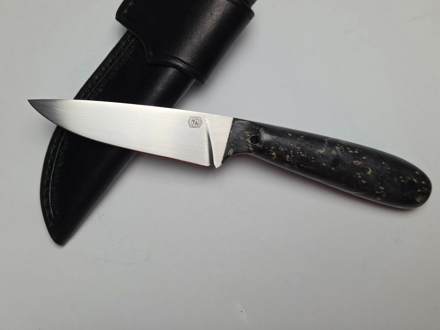 Handgefertigtes Jagdmesser - SANDVIK 14C28N, Stabilisierte Maserbirke, Flachschliff