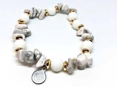 White Turquoise Chips Gemstone & Tridacna Sheel Bracelet. SKU00058 White Turquoise Chips Gemstone & Tridacna Sheel Bracelet. SKU00058