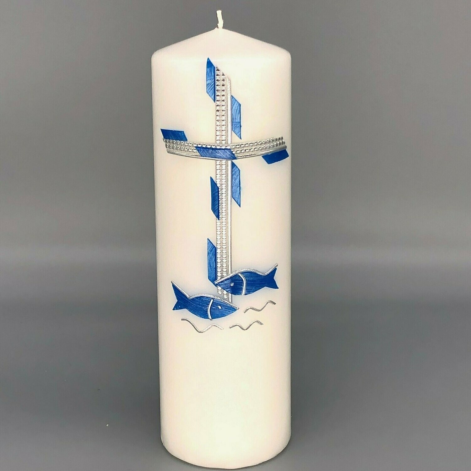 Kerze mit Doppelkreuz und kleinen Wachsstücken
