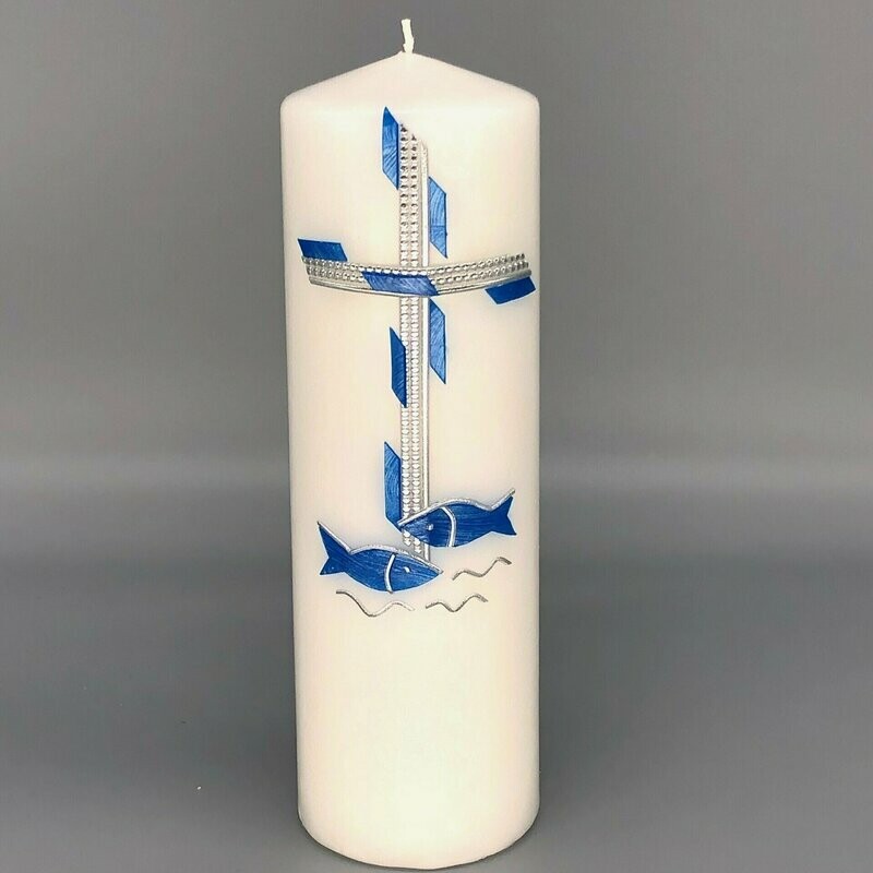 Kerze mit Doppelkreuz und kleinen Wachsstücken