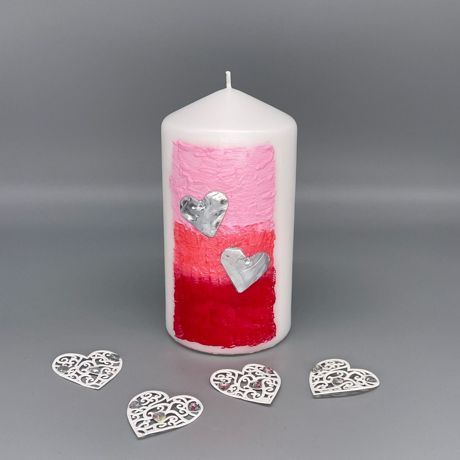 Kerze mit silbernen Herzen
