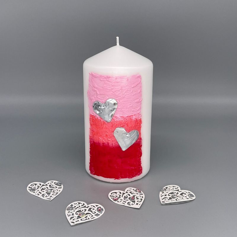 Kerze mit silbernen Herzen