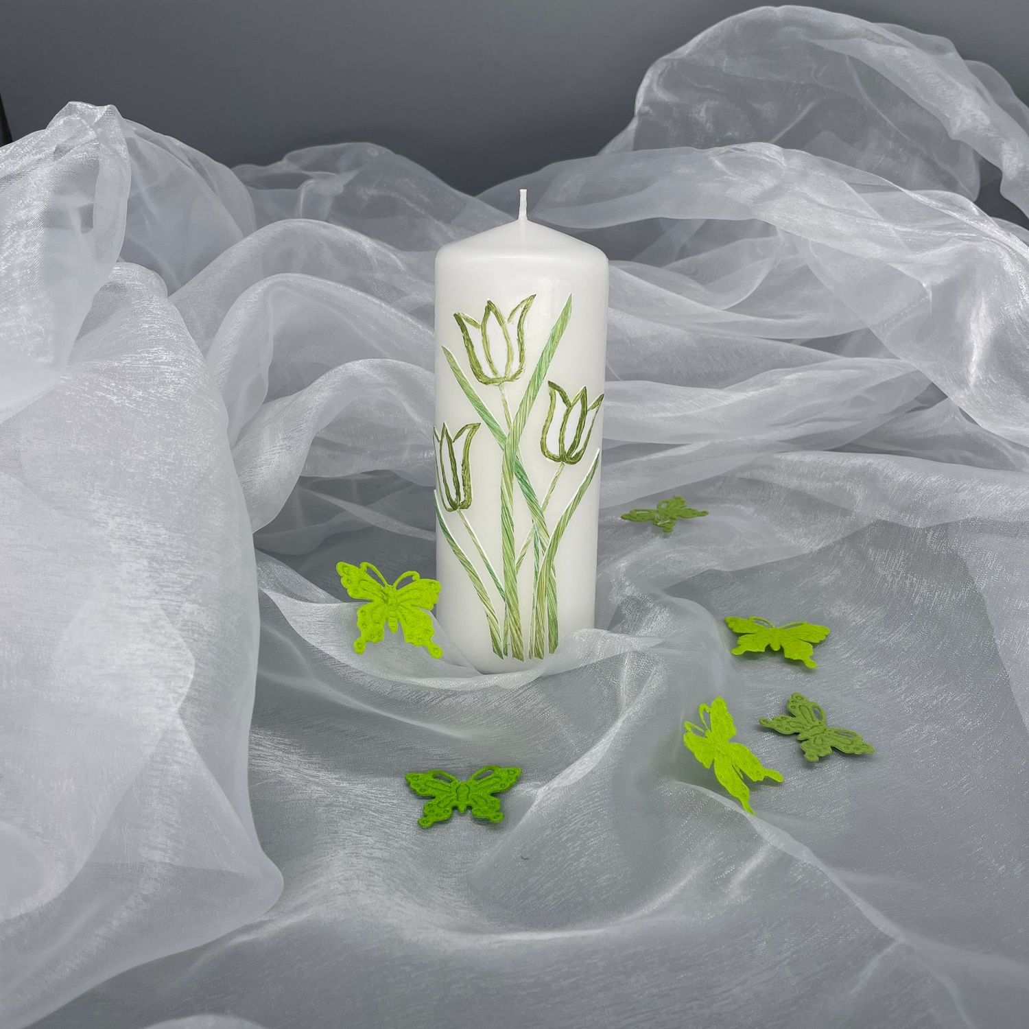 Kerze mit weißen Tulpen