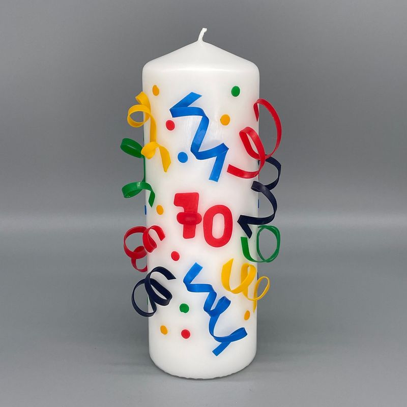 Kerze mit Konfetti und Luftschlangen