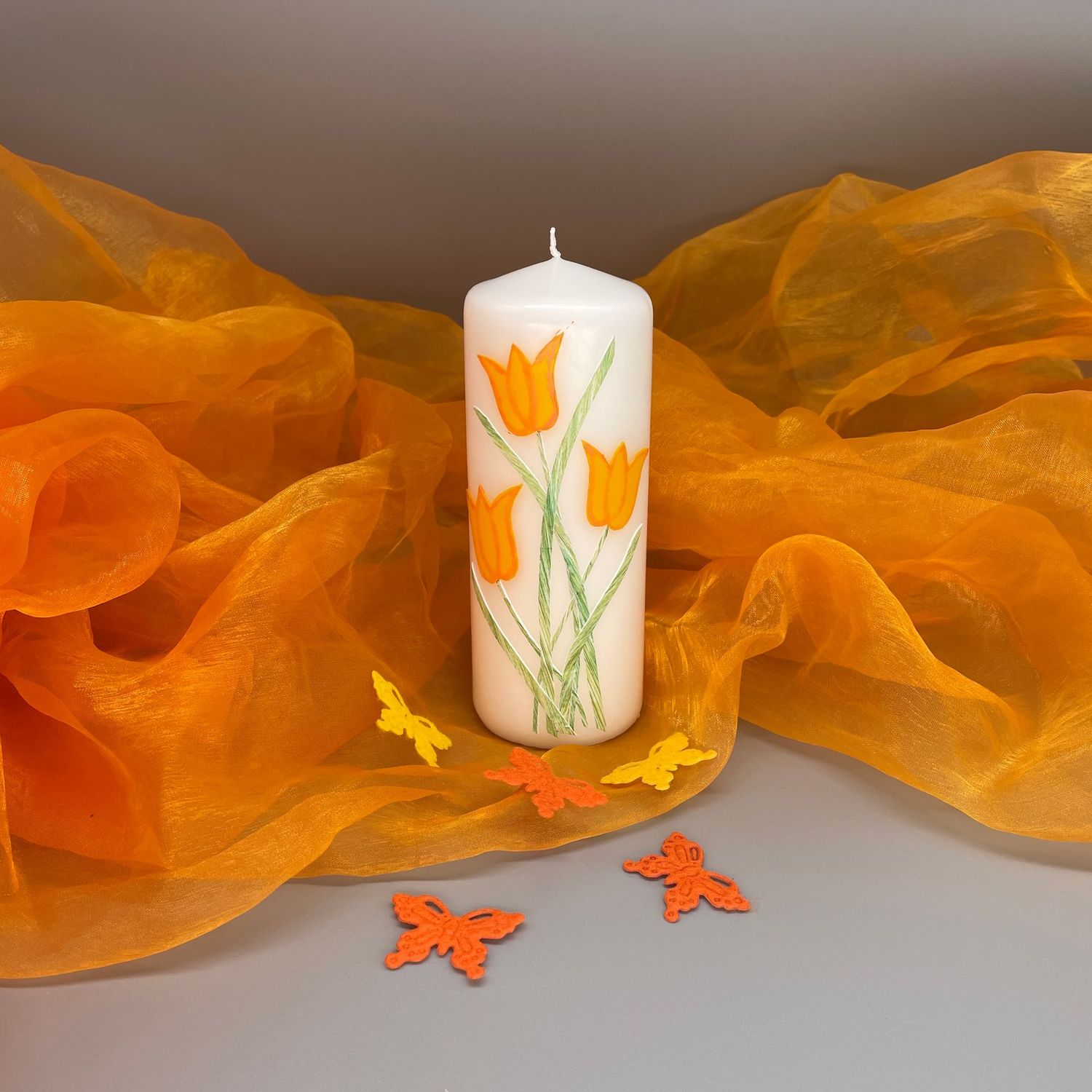 Kerze mit gelben/orangen Tulpen
