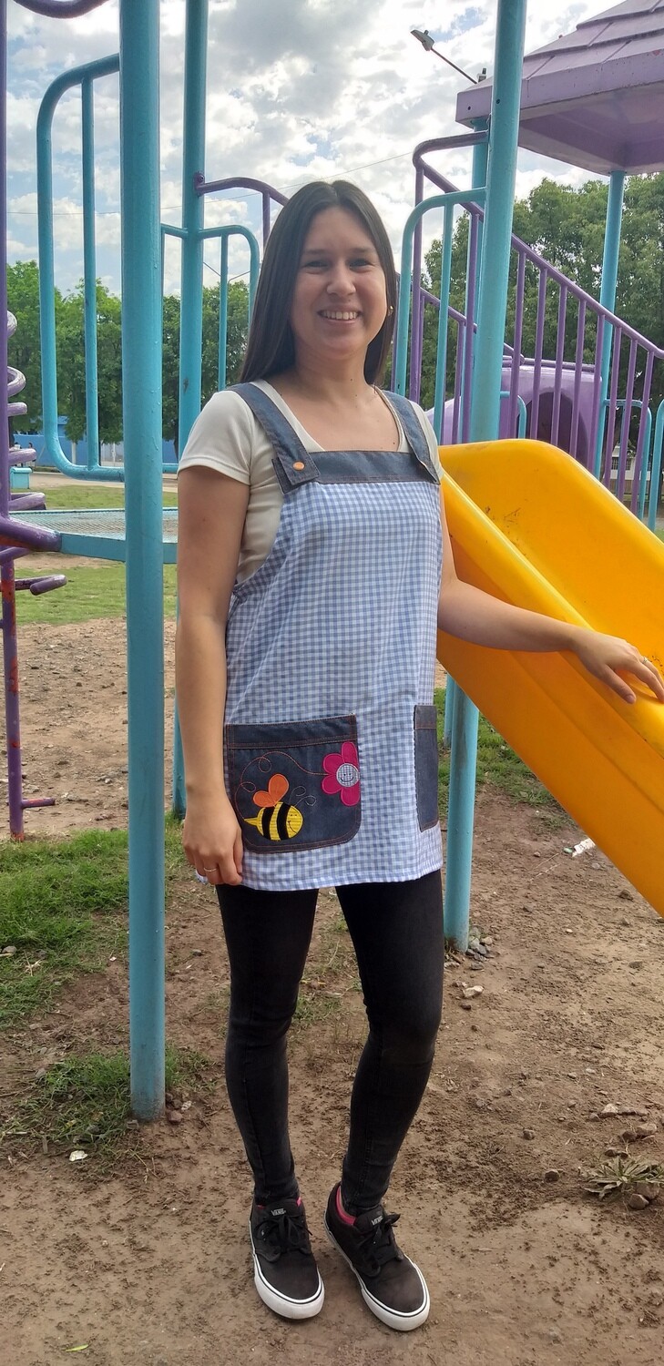 JUMPER CUADRILLÉ CELESTE CON ABEJA