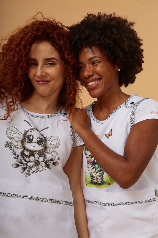 AGUSTINA con abeja