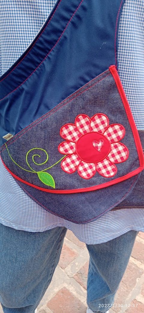 JUMPER CUADRILLÉ CON  BANDOLERA FLOR