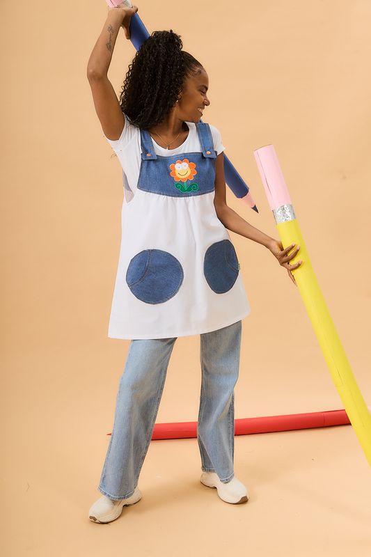 Caprichosa blanco con jeans con flor