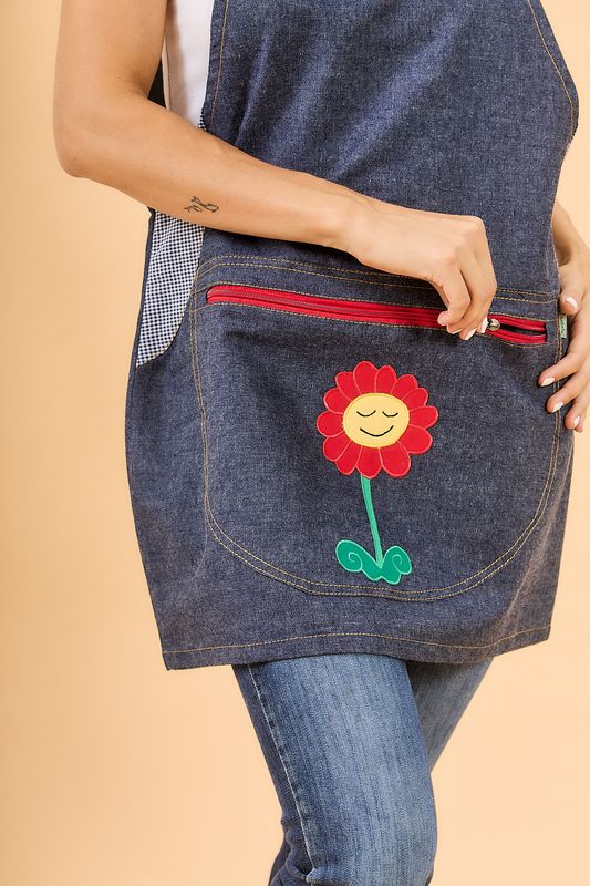 Jumper de jeans con cierre en el bolsillo con FLOR ROJA
