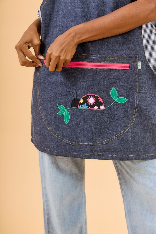 Jumper de jeans con VAQUITA DE SAN ANTONIO , con cierre.