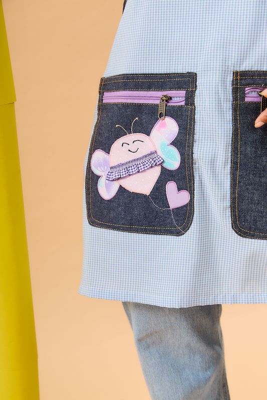 JUMPER CUADRILLÉ CELESTE  con cierre , CON ABEJA